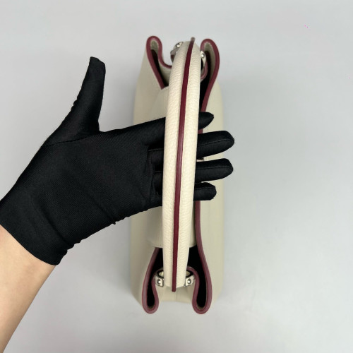 Louis Vuitton Capucines MM Grained Calfskin Ivory